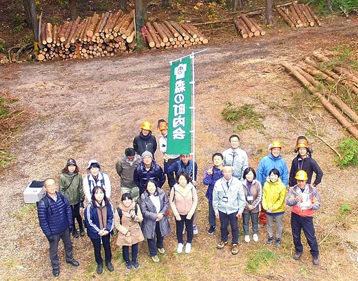 ドローンで上空から撮影した集合写真