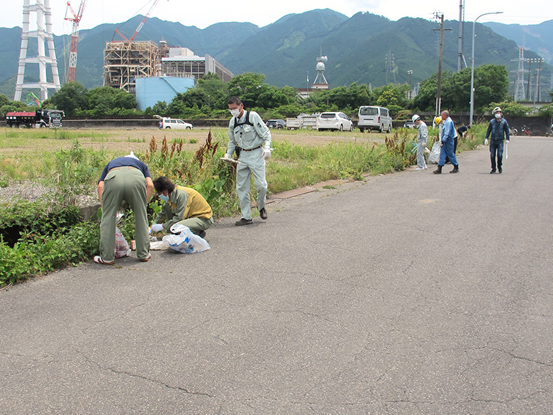 中川河口左岸の清掃活動の様子