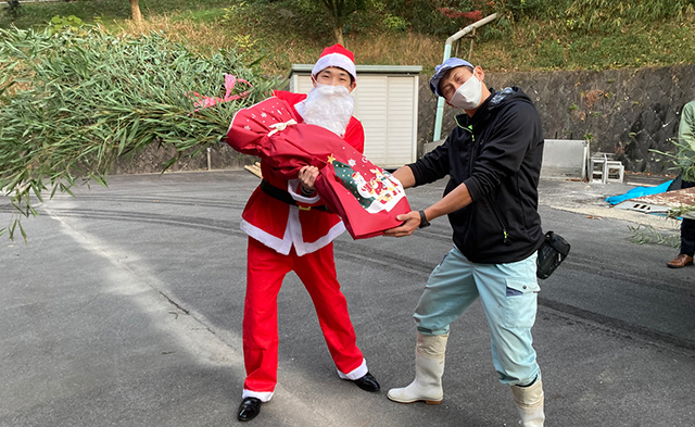 停電の未然防止のために伐採した竹を、岡崎市東公園動物園にご提供の様子1