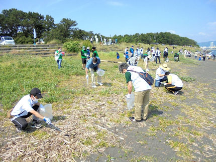 三保真崎海岸の清掃活動に参加の様子