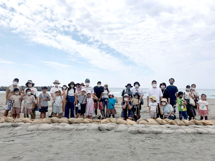 子ガメ観察会と海岸整備の様子