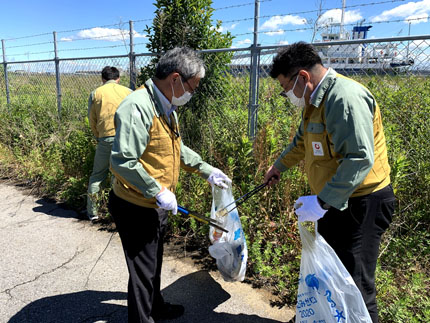 「半田市緑地公園」の海浜清掃を実施の様子