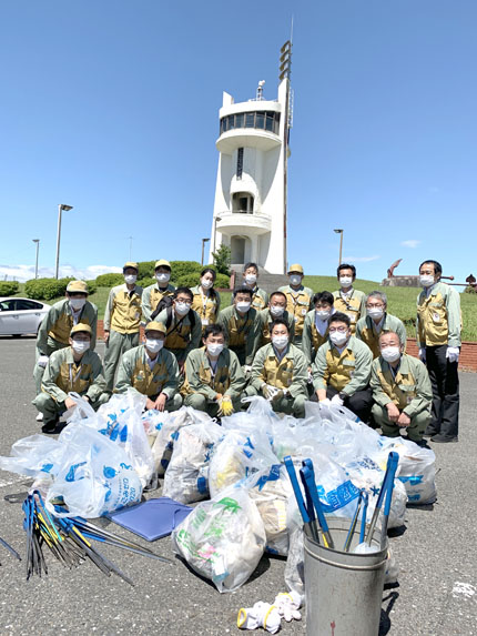 「半田市緑地公園」の海浜清掃を実施の様子