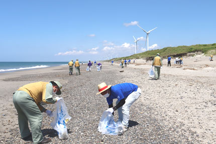 御前崎市「浜岡砂丘の海岸清掃」を実施の様子