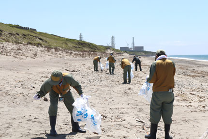 御前崎市「浜岡砂丘の海岸清掃」を実施の様子