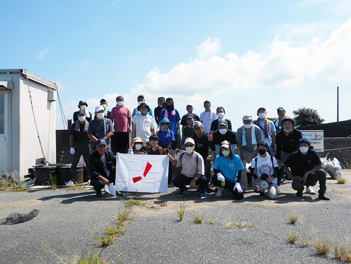 渥美半島・田原市小中山地区海岸のボランティア清掃活動の様子