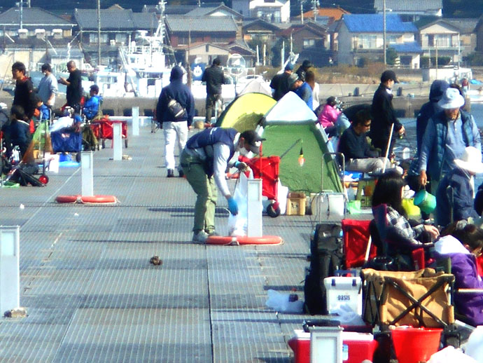 豊浜漁港「豊浜釣り桟橋」周辺の清掃ボランティア活動を実施しましたイメージ