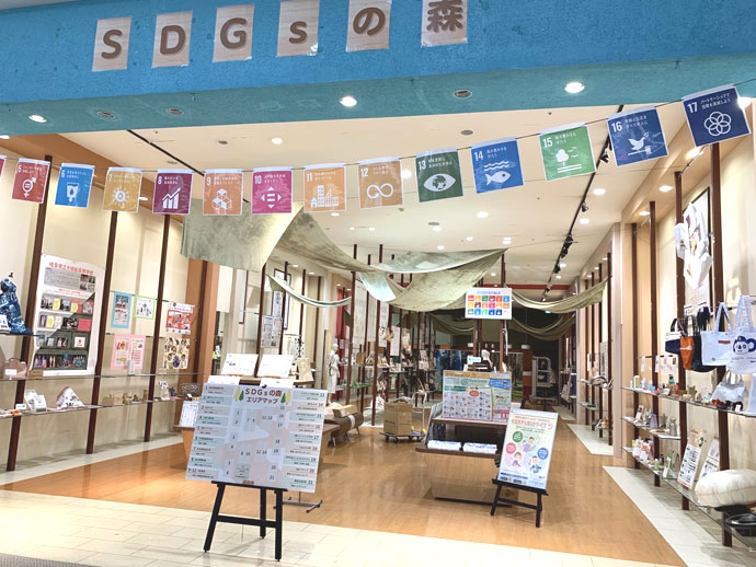 イオンモール大垣「SDGsの森」で中部電力グループのSDGsの取り組みを紹介の様子