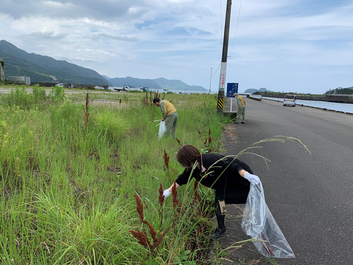 「尾鷲市中川河口左岸の清掃活動」を実施の様子