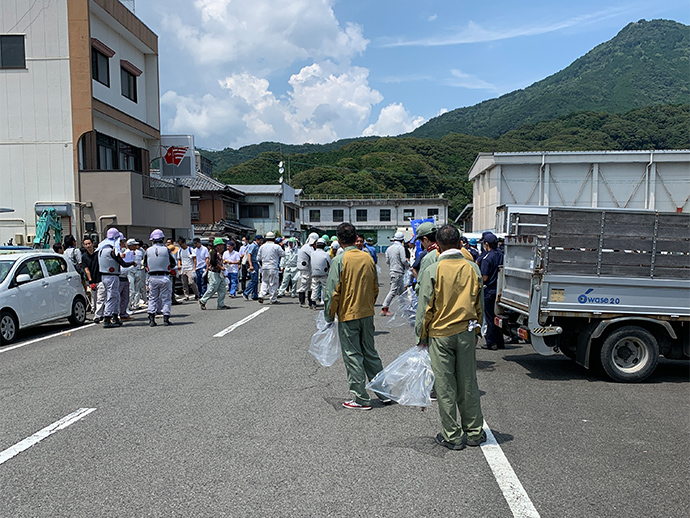 「尾鷲港岸壁一斉清掃活動」に参加の様子