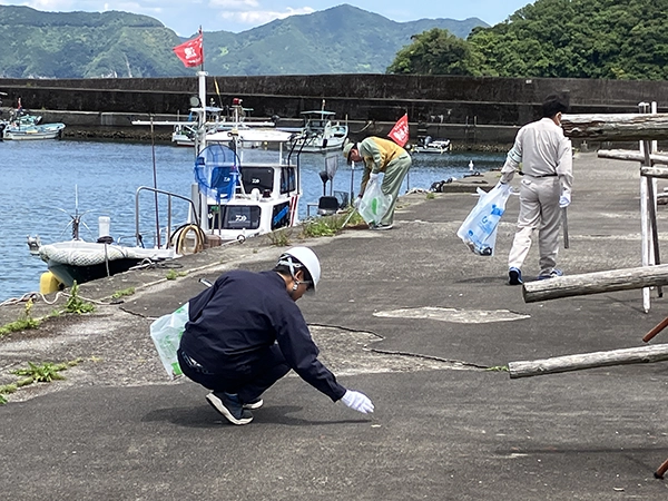 「尾鷲市大曽根漁港岸壁の清掃活動」を実施しましたイメージ