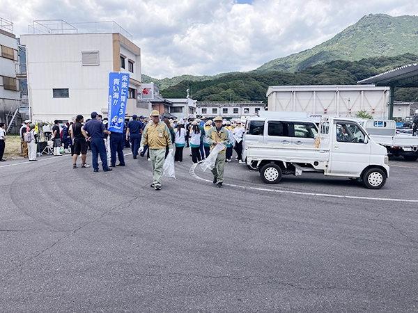 「尾鷲港岸壁一斉清掃活動」に参加しましたイメージ