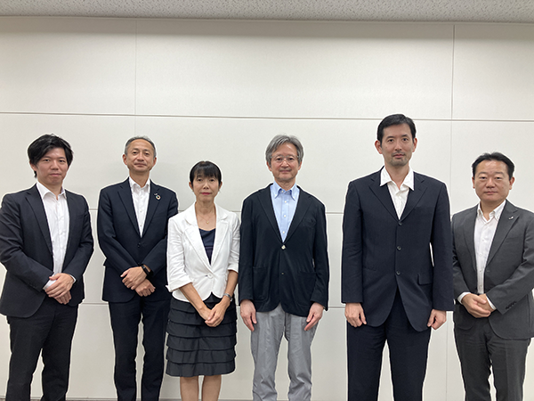 写真左から3人目より、浅野委員、福井委員、香坂委員