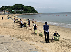 海岸清掃活動の様子の写真