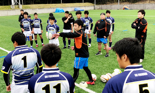 日進市のグランドにおける地元高校生への技術指導の様子