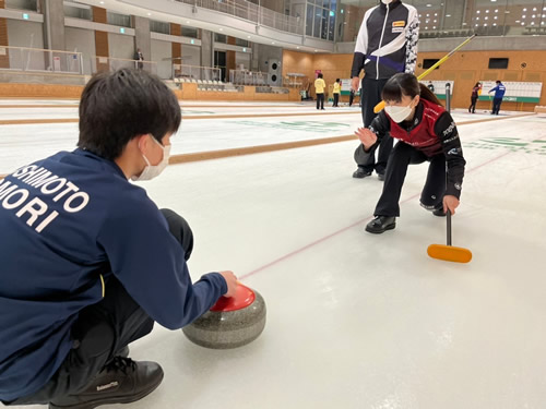 青森県ジュニアカーリングスクールにおける技術指導の様子