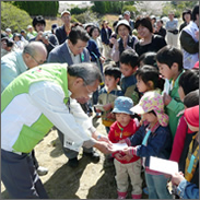 みんなさんから寄付された植樹券の贈呈式