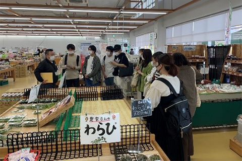 名城大学生による産直店舗の実状聴き取りの様子