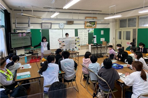 地元小学校と連携した学校周辺の不安全箇所解消に取り組む様子