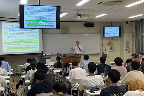 環境講座の履修学生に講義をする様子