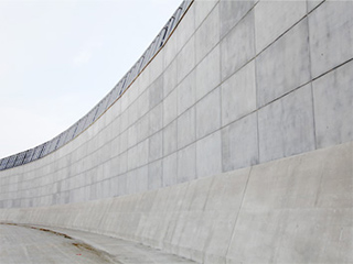 防波壁の設置工事は2015年12月26日に完了しています。