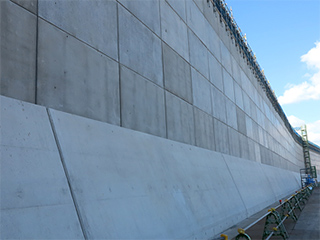 防波壁設置工事の様子　2014年11月13日