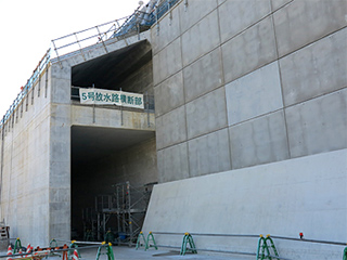 防波壁(特殊部)設置工事の様子 2014年11月13日