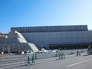 かさ上げ工事の様子（一般部東側）　2014年1月28日