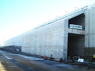 5号機放水路横断部補強工事の様子 2014年1月28日
