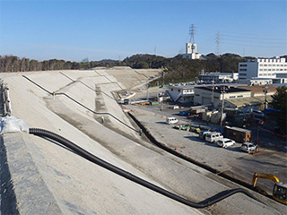 海抜20mまでの盛土のかさ上げについて、2012年12月25日に完了しました。さらなる強化対策として海抜22m～24mへかさ上げをおこないます。