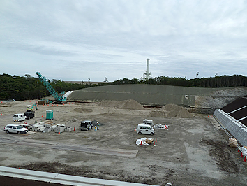 海抜30mの緊急時淡水貯槽設置工事の様子(敷地整地) 2012年6月13日