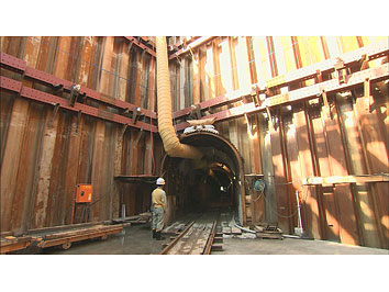 緊急時淡水貯槽設置工事の様子（送水トンネル）　2013年10月30日