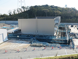 ガスタービン発電機建屋設置工事の様子 2014年11月7日