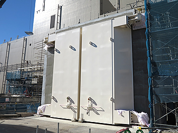 大物搬入口の強化扉設置工事の様子　2012年7月17日