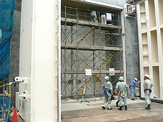 大物搬入口の強化扉設置工事の様子　2012年7月6日
