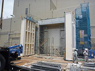 大物搬入口の強化扉設置工事の様子　2012年7月4日