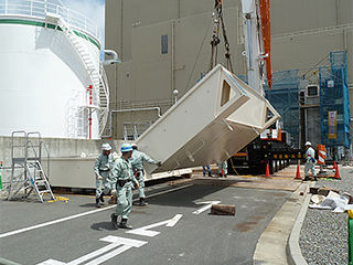 大物搬入口の強化扉設置工事の様子　2012年7月2日