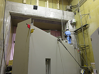 大物搬入口内部の水密扉設置工事の様子　2012年5月18日