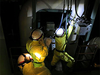 全交流電源喪失の状況下で、原子炉建屋内で格納容器ベントに用いる弁を開ける訓練の様子　2013年2月8日