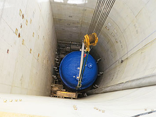 4号機フィルタベント設備備付工事の様子 2015年3月27日