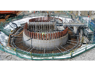 4号機フィルタベント設備設置工事の様子 2014年8月28日