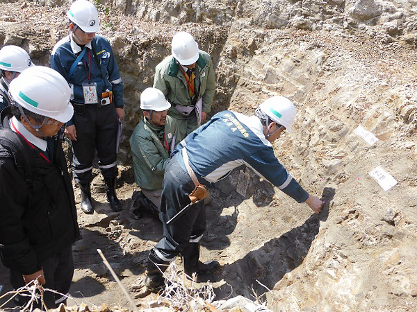現地調査の様子(浜岡原子力発電所 敷地内)1