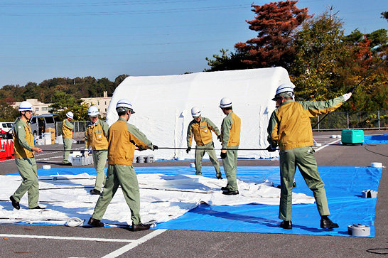 作業員への放射線測定・除染活動用のテントを設営する様子