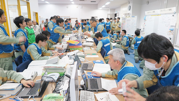 緊急時対策所での対応の様子（浜岡原子力発電所）の写真