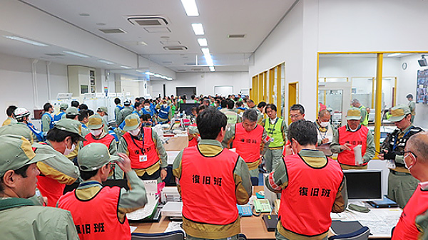 緊急時対策所での訓練の様子（浜岡原子力発電所）の写真