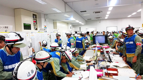 緊急時対策所での訓練の様子（浜岡原子力発電所）の写真