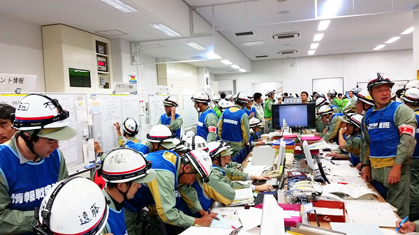 緊急時対策所での訓練の様子(浜岡原子力発電所)の写真