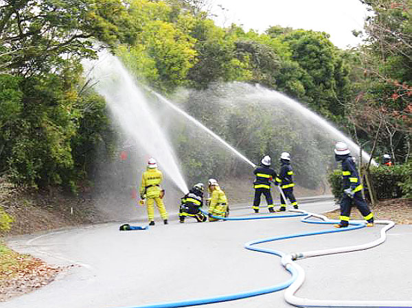消防署との合同消火訓練の様子の写真