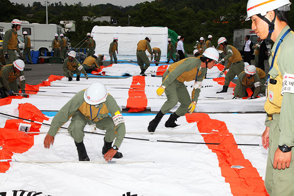 前進基地でのエアテント設営訓練の様子の写真