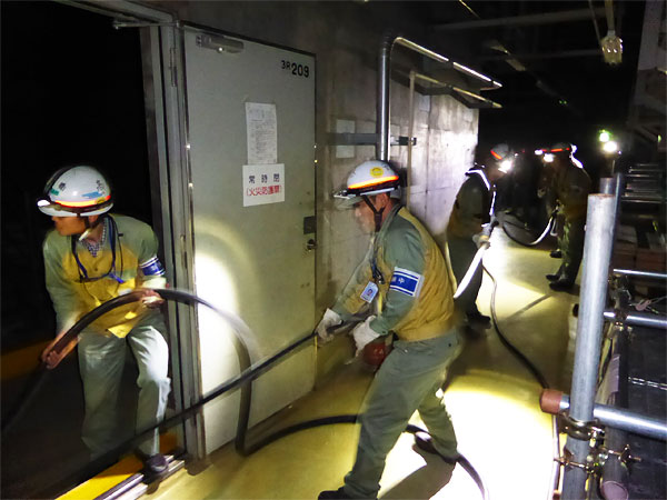 対策要員による災害対策用発電機への電源ケーブル接続訓練の様子の写真